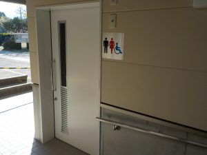 塚原屋外便所の多目的便所