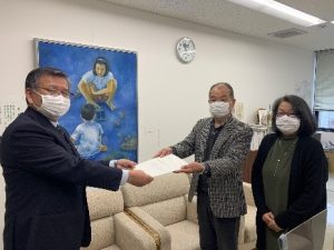 社会教育委員会（兼計画策定委員会）による答申の様子